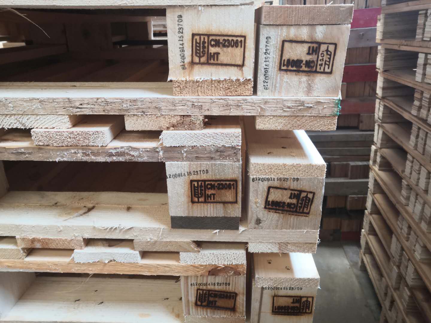 實(shí)木熏蒸托盤和歐標(biāo)托盤有啥區(qū)別?